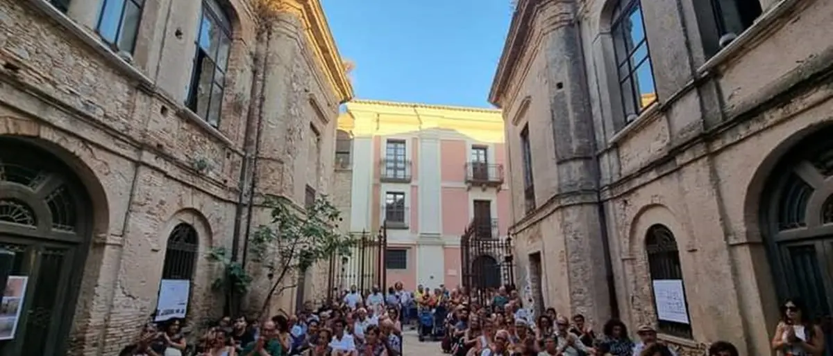 Santa Caterina dello Ionio, a 39 anni dall’incendio che distrusse il centro storico riapre palazzo Di Francia