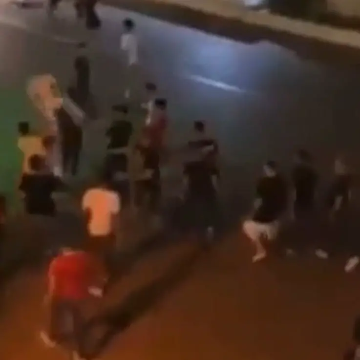 Tutti contro uno, giovane pestato sul lungomare di Reggio Calabria: l’aggressione ripresa dai passanti