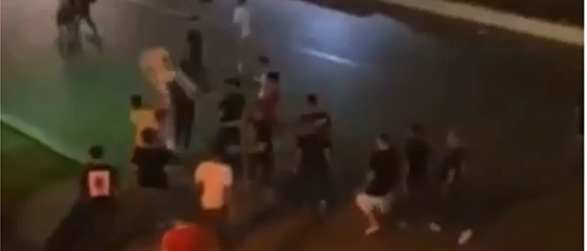 Tutti contro uno, giovane pestato sul lungomare di Reggio Calabria: l’aggressione ripresa dai passanti