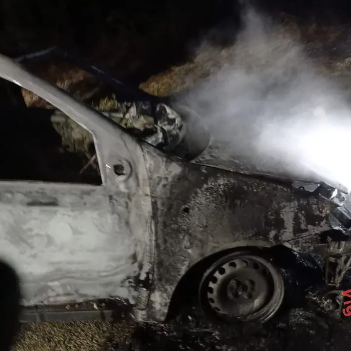 Auto incendiata nella notte nel Catanzarese, i carabinieri indagano sulla probabile origine dolosa