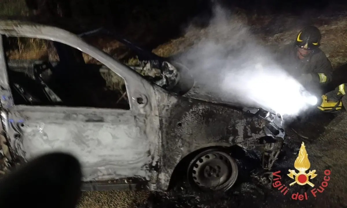 Auto incendiata nella notte nel Catanzarese, i carabinieri indagano sulla probabile origine dolosa