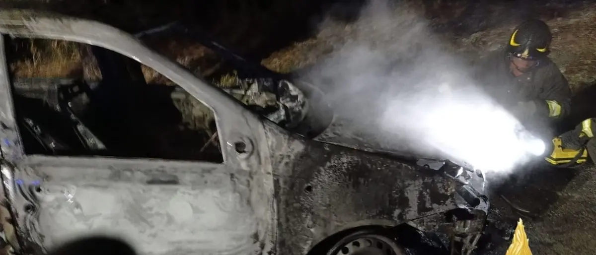 Auto incendiata nella notte nel Catanzarese, i carabinieri indagano sulla probabile origine dolosa