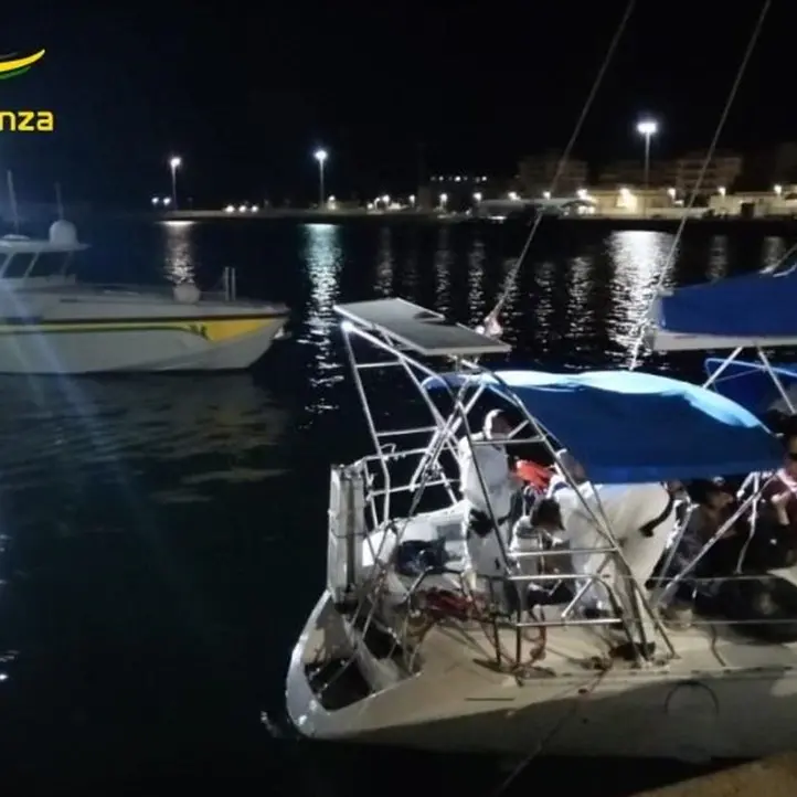 Sbarco di migranti nel Crotonese, rintracciati e arrestati i due presunti scafisti