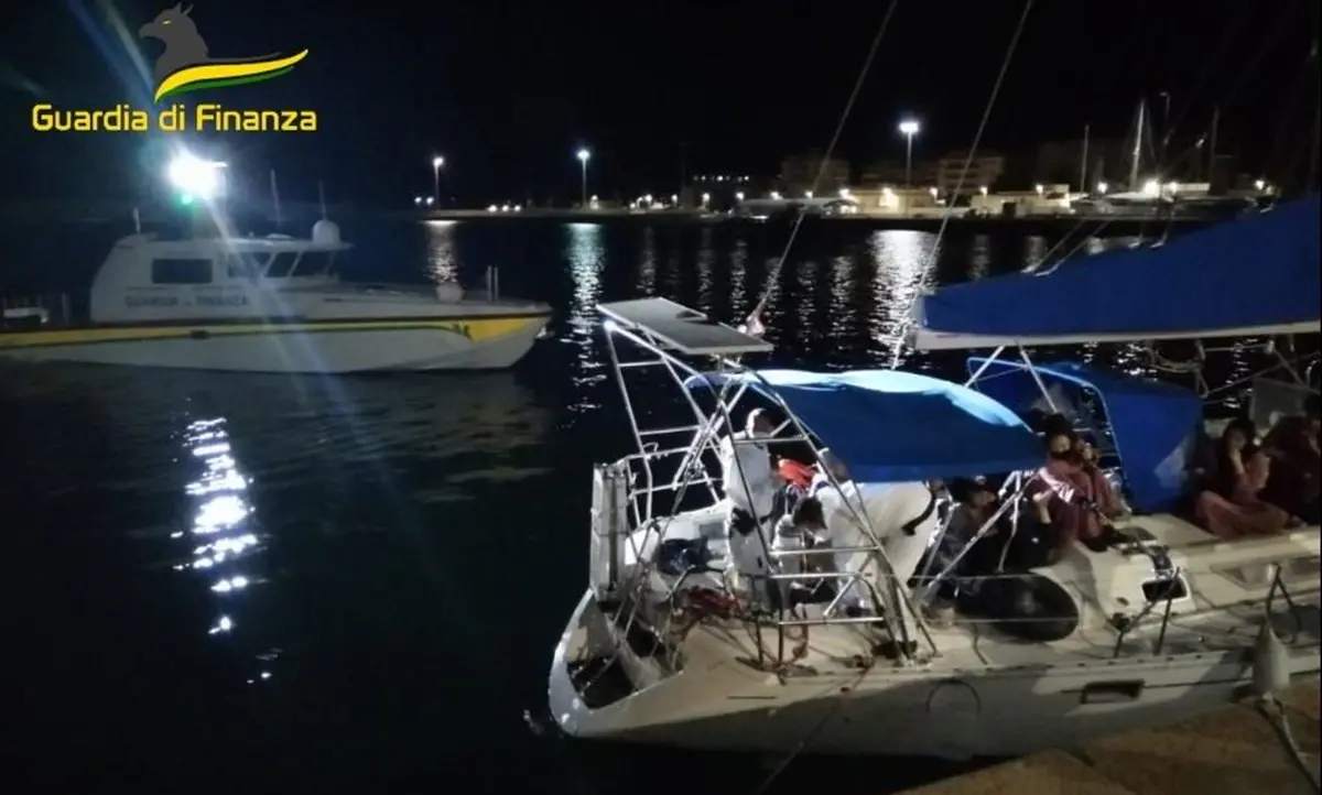 Sbarco di migranti nel Crotonese, rintracciati e arrestati i due presunti scafisti