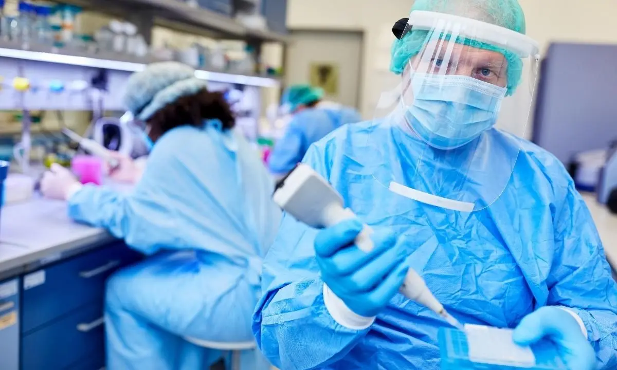 Covid Calabria, casi in crescita ma diminuiscono i ricoveri: 2593 contagi e 4 decessi