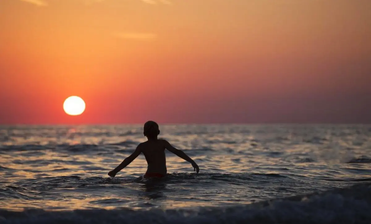 Caldo record, il Mar Tirreno simile ai Tropici: l’acqua sfiora i 30 gradi