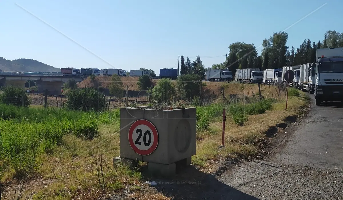 Rifiuti stoccati in ecoballe e lunghe file alla discarica di Catanzaro, disagi e malumori