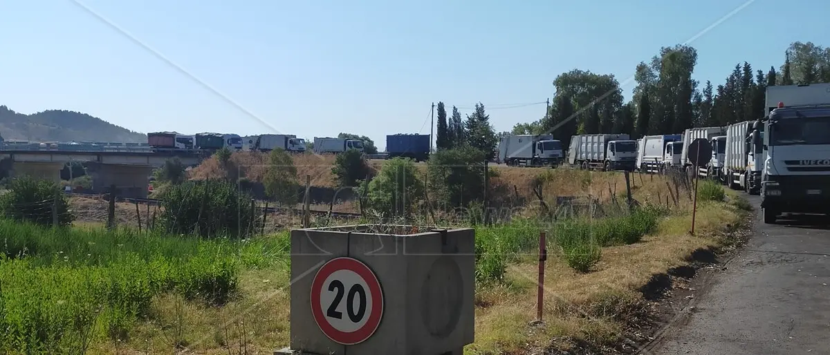 Rifiuti stoccati in ecoballe e lunghe file alla discarica di Catanzaro, disagi e malumori