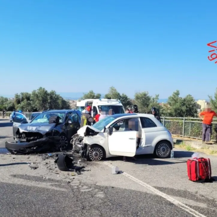 Incidente a Catanzaro, due feriti nello scontro tra auto nel quartiere Siano