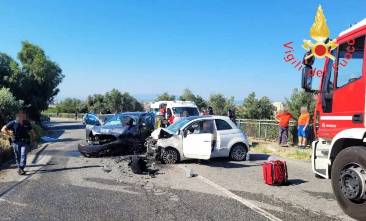 Incidente a Catanzaro, due feriti nello scontro tra auto nel quartiere Siano