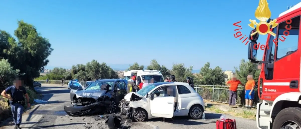 Incidente a Catanzaro, due feriti nello scontro tra auto nel quartiere Siano