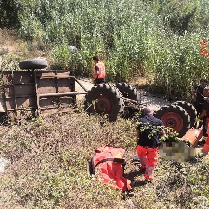 Cittanova, perde il controllo del trattore che si ribalta: muore il conducente 16enne
