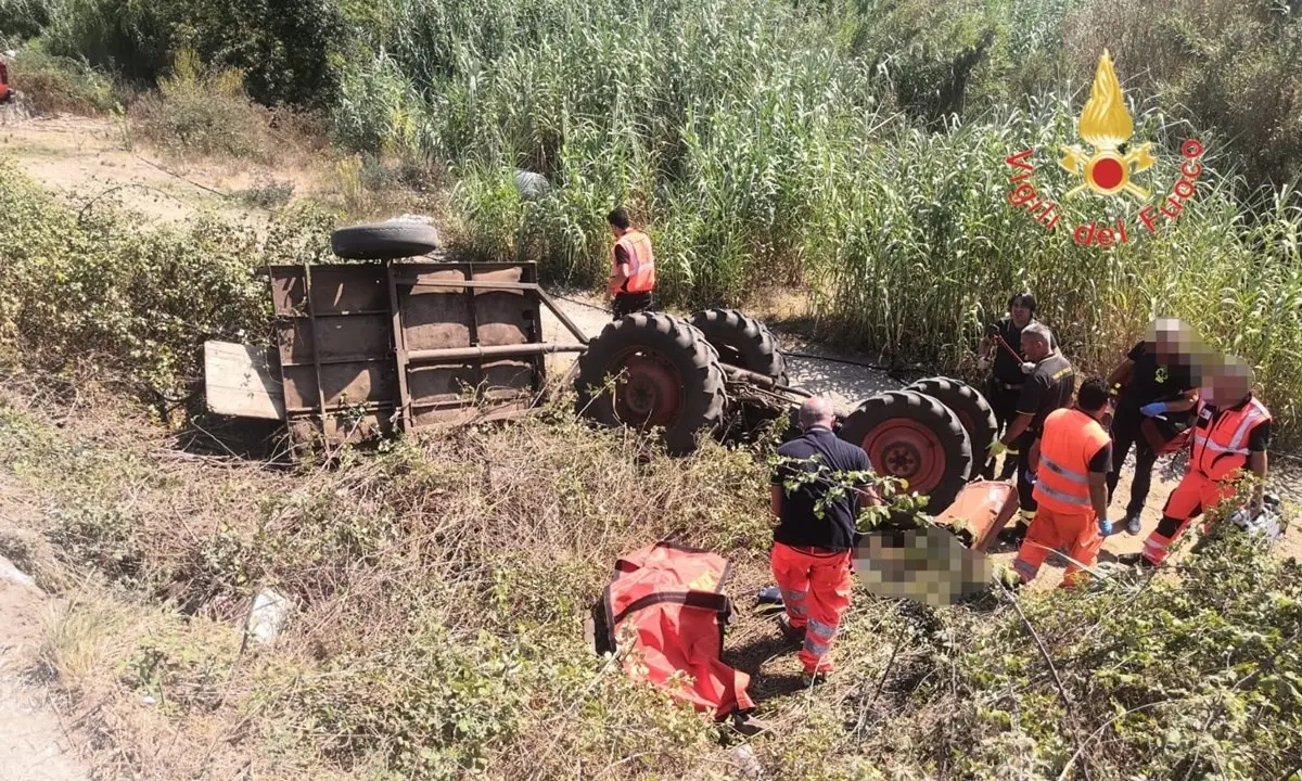 Cittanova, perde il controllo del trattore che si ribalta: muore il conducente 16enne