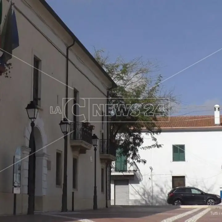 Isola capo Rizzuto, niente acqua nel villaggio turistico: protesta con sdraio e ombrelloni davanti al Comune