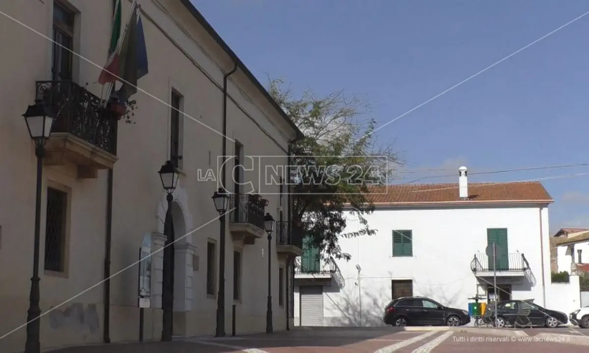 Isola capo Rizzuto, niente acqua nel villaggio turistico: protesta con sdraio e ombrelloni davanti al Comune