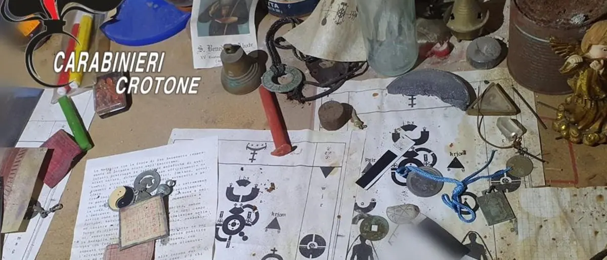 Riti di magia nera per sottomettere figlia e nipote: arrestato 75enne nel Crotonese per maltrattamenti