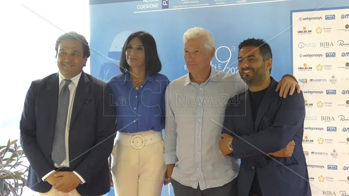 Richard Gere sbarca in Calabria: «Questa è una terra meravigliosa, sono felice di essere qui»