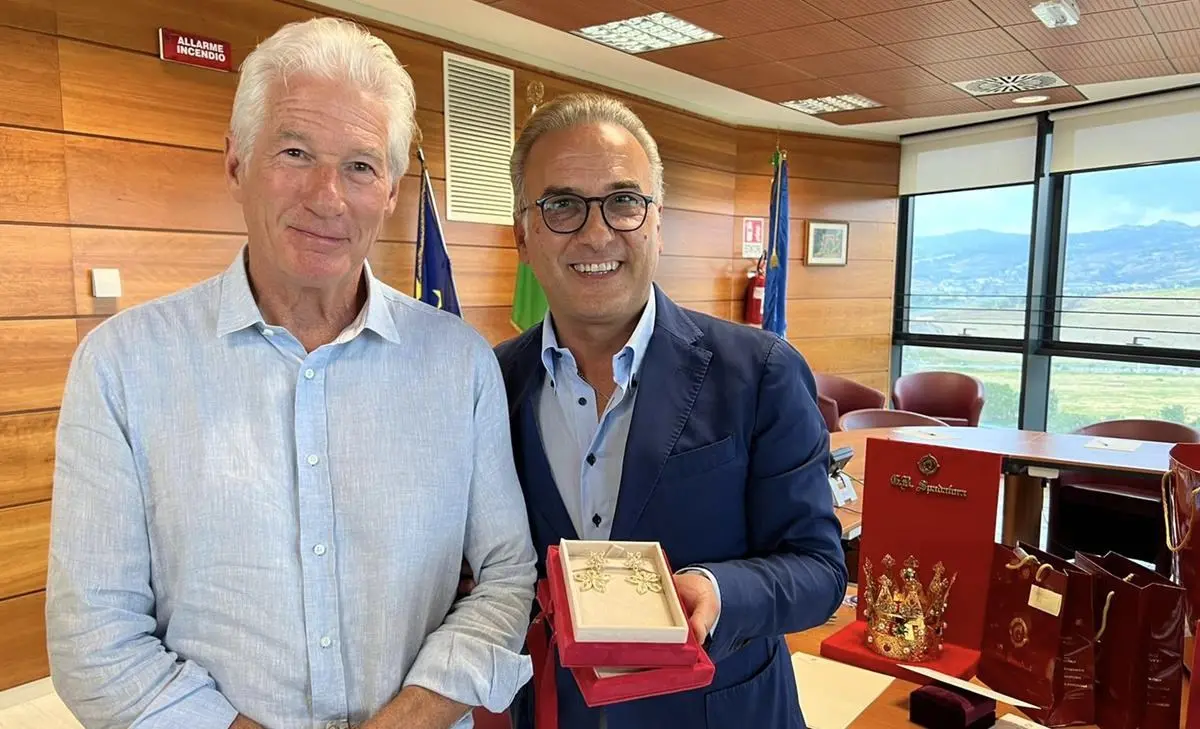 I gioielli di Spadafora a Richard Gere: l’omaggio della Regione Calabria alla star di Hollywood