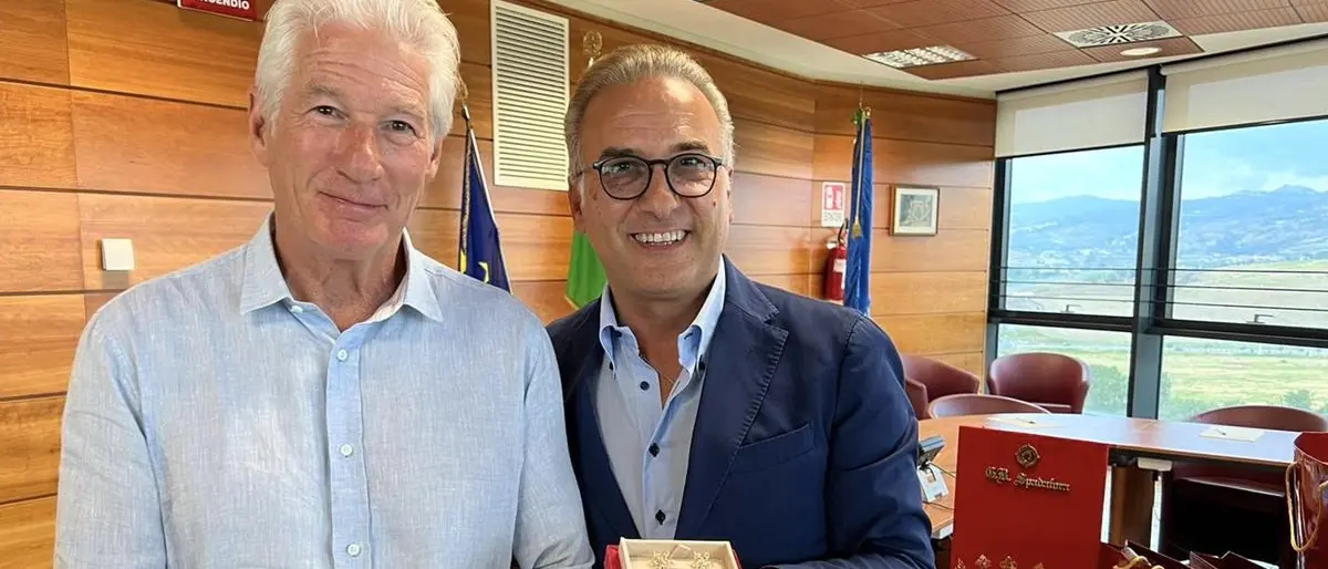 I gioielli di Spadafora a Richard Gere: l’omaggio della Regione Calabria alla star di Hollywood
