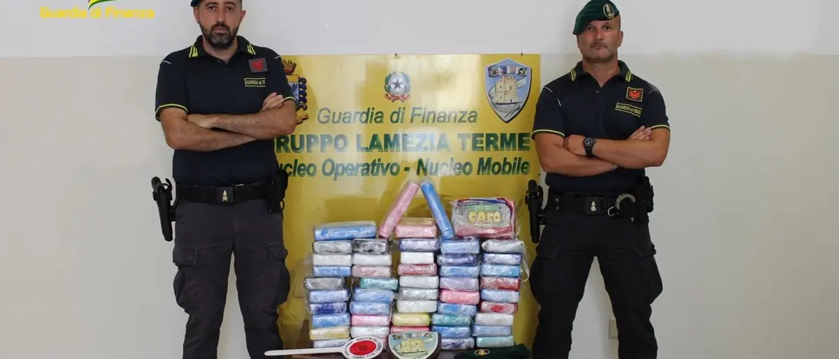 In auto con 60 chili di cocaina sotto la moquette, un arresto a Lamezia