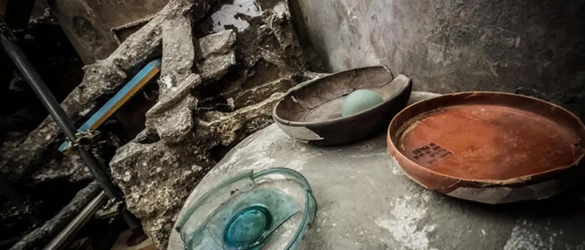 Armadio con stoviglie e un tavolino ancora apparecchiato, straordinaria scoperta a Pompei