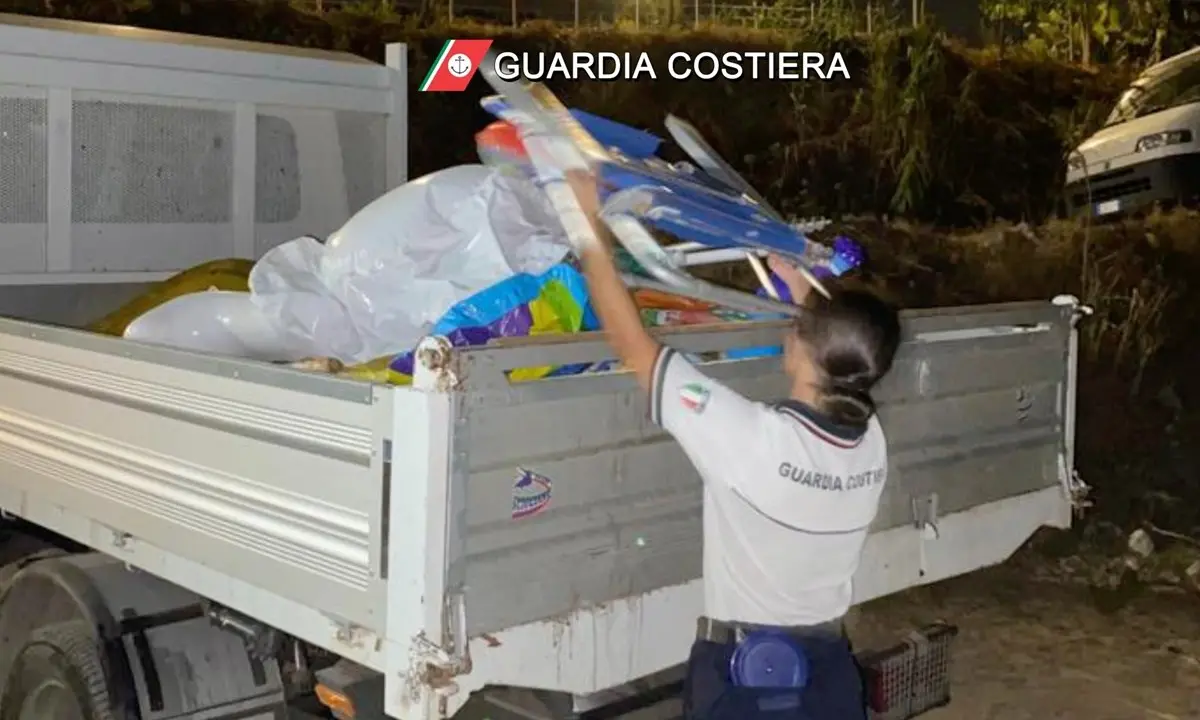 Parghelia, sequestrati ombrelloni e sdraio lasciati in spiaggia anche di notte per tenere il posto