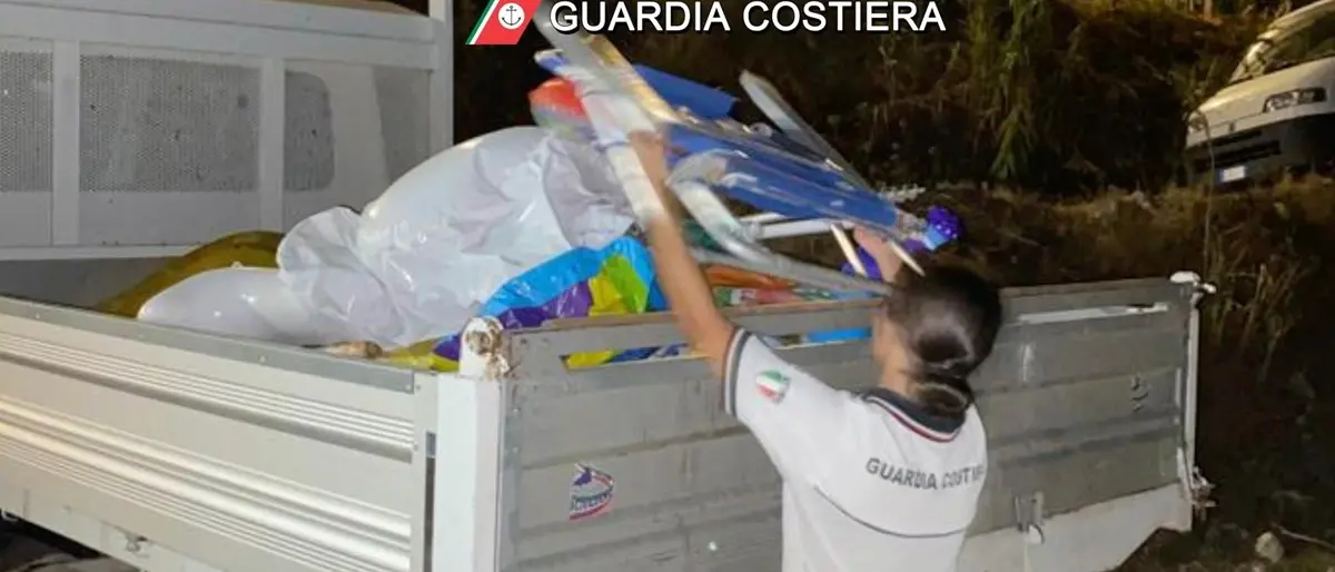 Parghelia, sequestrati ombrelloni e sdraio lasciati in spiaggia anche di notte per tenere il posto