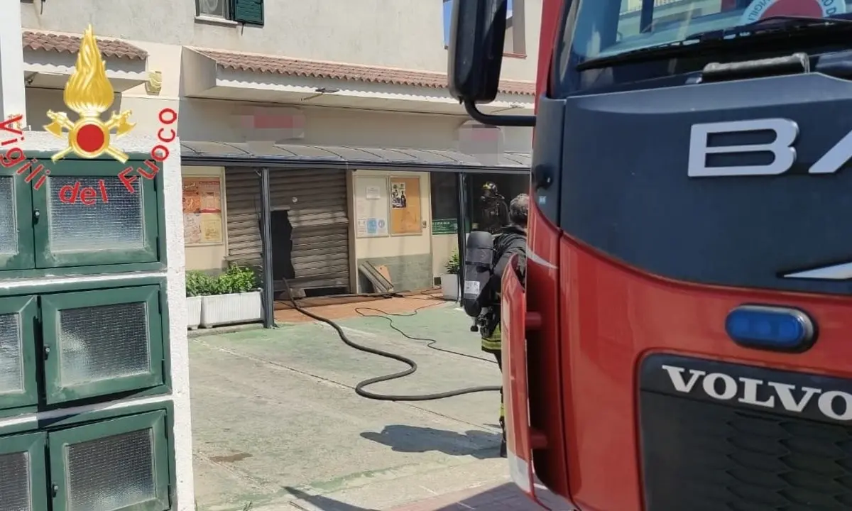 Incendio in un supermercato a Roccella Jonica: accertamenti in corso sull’origine del rogo