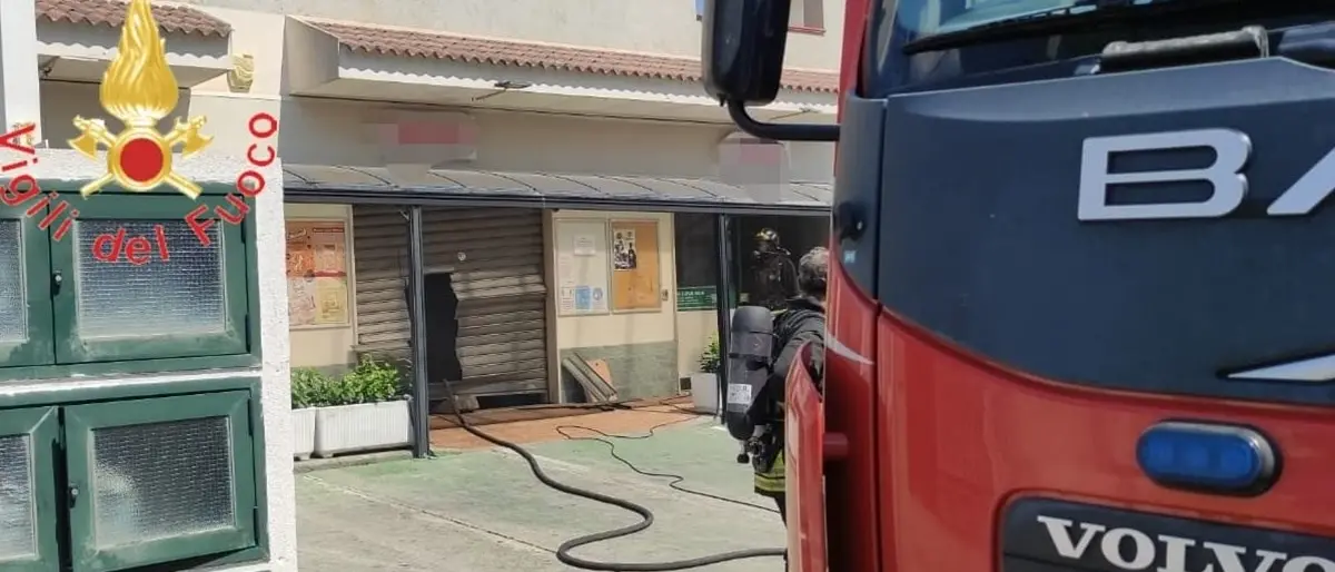 Incendio in un supermercato a Roccella Jonica: accertamenti in corso sull’origine del rogo