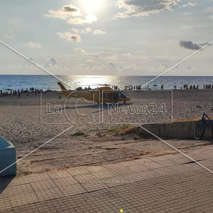 Amantea, si ubriaca in spiaggia e perde i sensi: minorenne trasporto d’urgenza in ospedale in elisoccorso