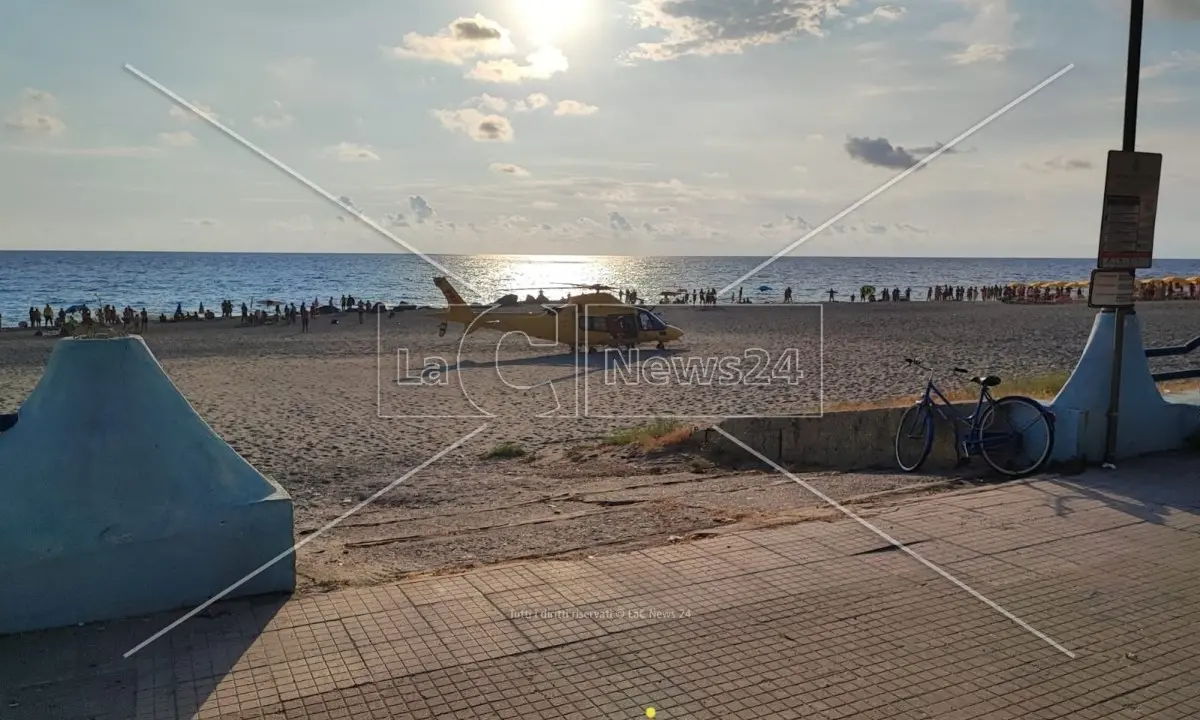 Amantea, si ubriaca in spiaggia e perde i sensi: minorenne trasporto d’urgenza in ospedale in elisoccorso