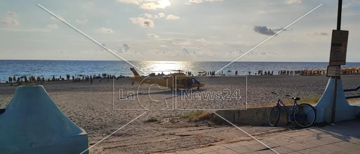 Amantea, si ubriaca in spiaggia e perde i sensi: minorenne trasporto d’urgenza in ospedale in elisoccorso