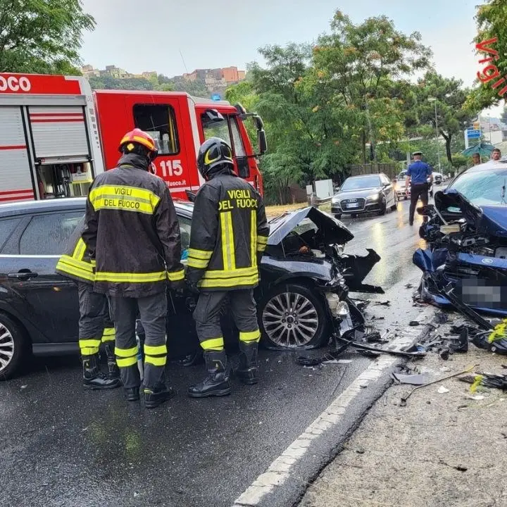 Incidente a Catanzaro, scontro frontale tra due auto: 5 persone rimaste gravemente ferite