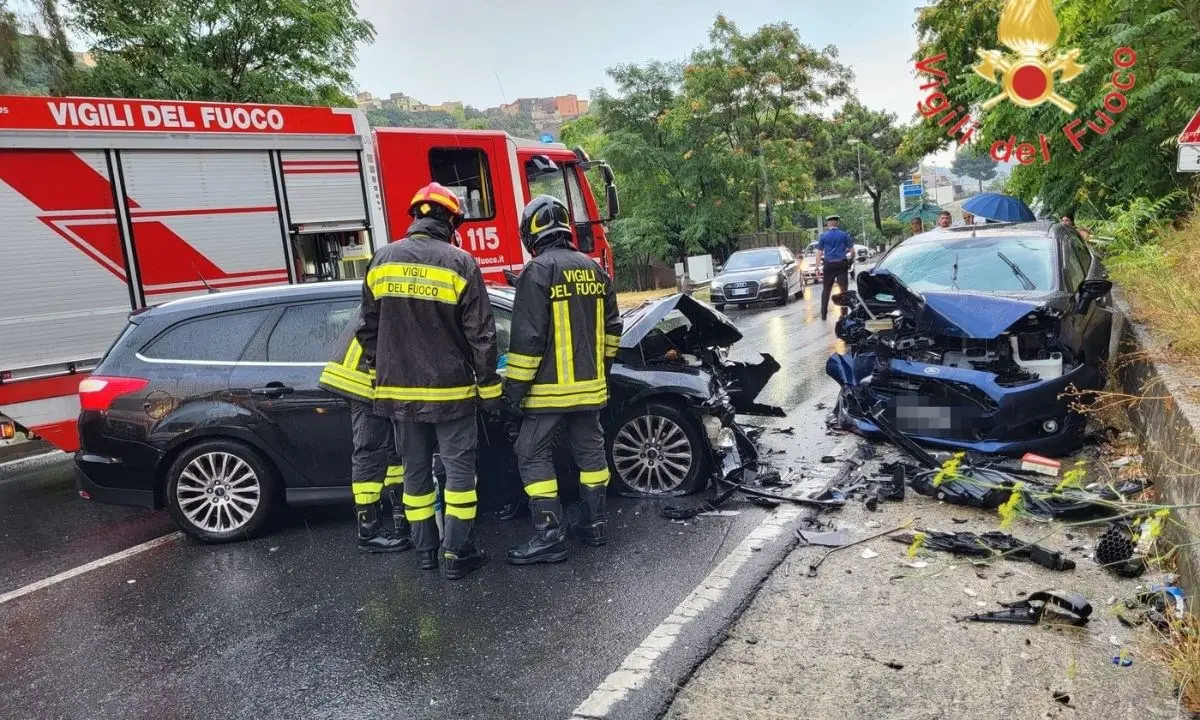 Incidente a Catanzaro, scontro frontale tra due auto: 5 persone rimaste gravemente ferite