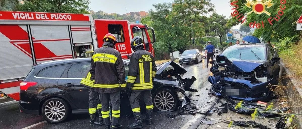Incidente a Catanzaro, scontro frontale tra due auto: 5 persone rimaste gravemente ferite
