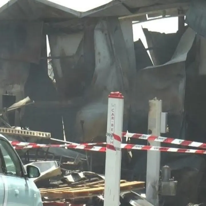 Corigliano Rossano, incendio alle officine meccaniche Socas: arrestati due uomini