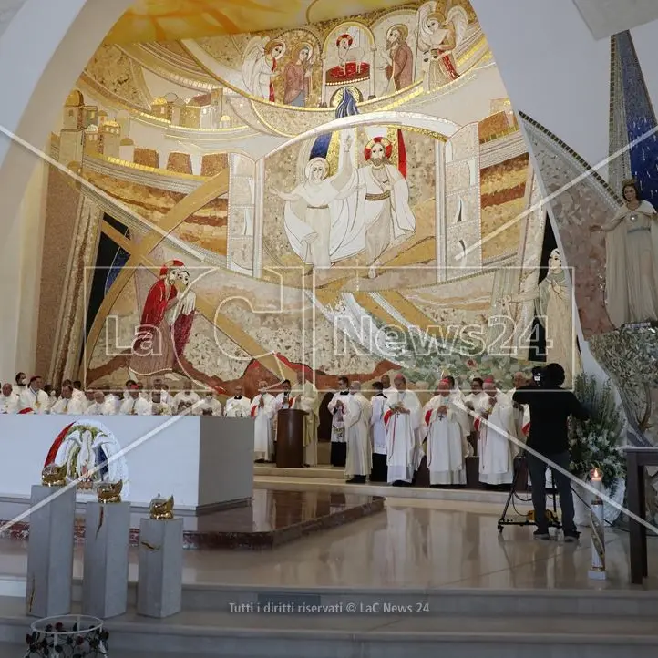 Natuzza, i momenti più emozionanti della consacrazione della chiesa nelle foto di LaC: la gallery