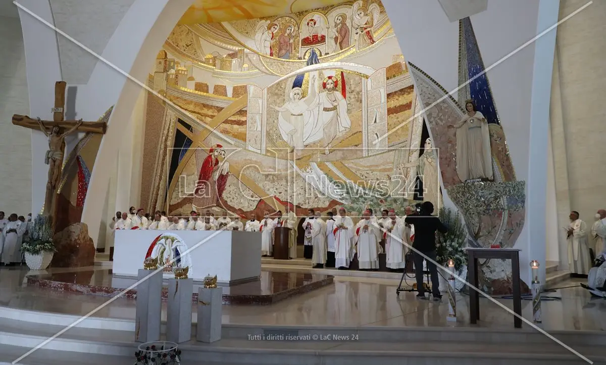 Natuzza, i momenti più emozionanti della consacrazione della chiesa nelle foto di LaC: la gallery