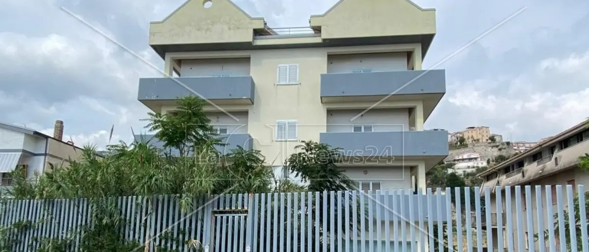 Cetraro, la nuova caserma dei carabinieri pronta da anni e mai consegnata all’Arma: ecco perché