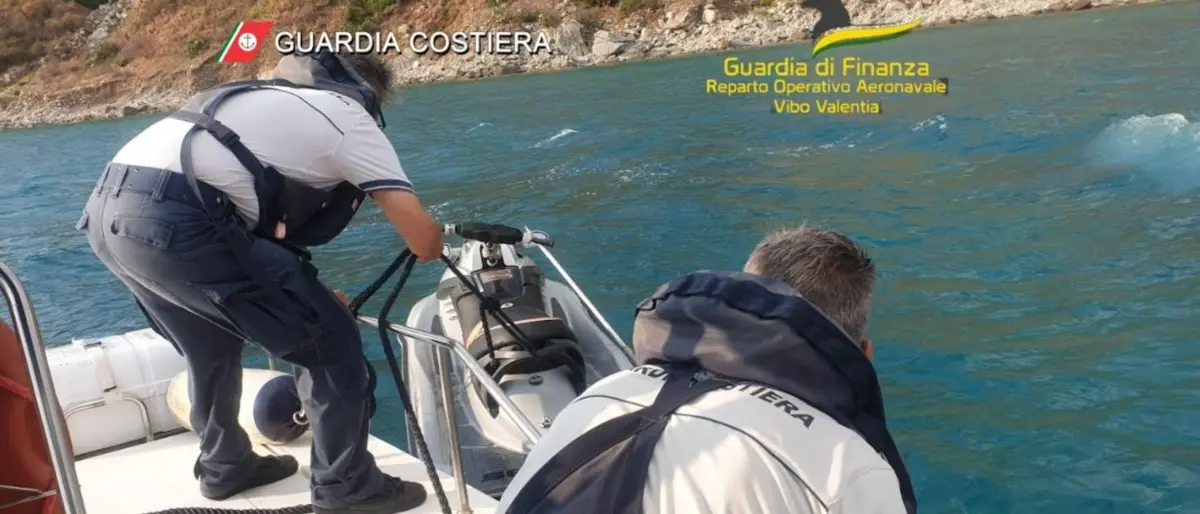 Su una moto d’acqua a folle velocità per evitare i controlli, oltre 5mila euro di multa