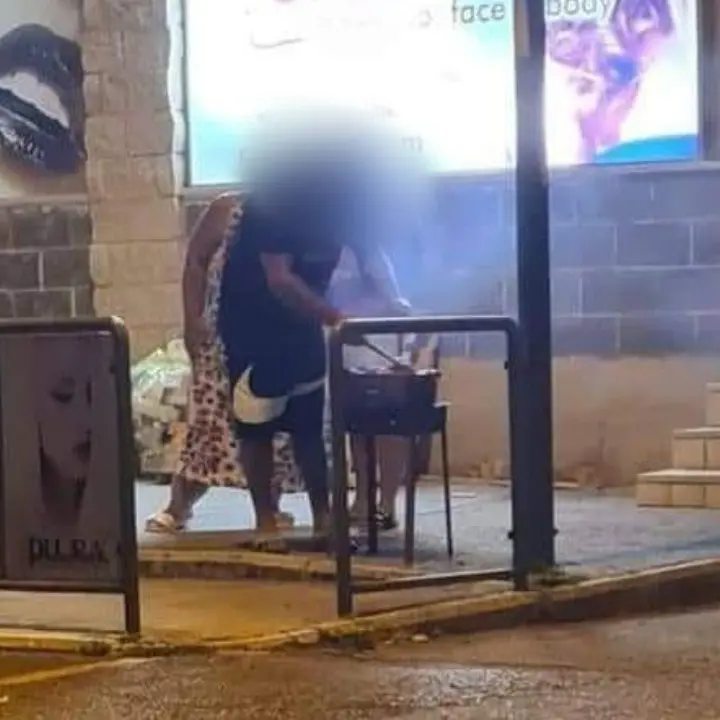 Scalea, turisti improvvisano barbecue in strada e la foto finisce in rete: l’ironia degli utenti