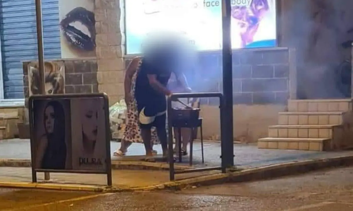 Scalea, turisti improvvisano barbecue in strada e la foto finisce in rete: l’ironia degli utenti