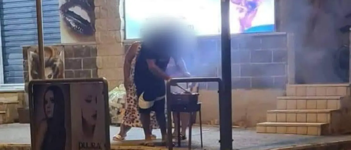 Scalea, turisti improvvisano barbecue in strada e la foto finisce in rete: l’ironia degli utenti