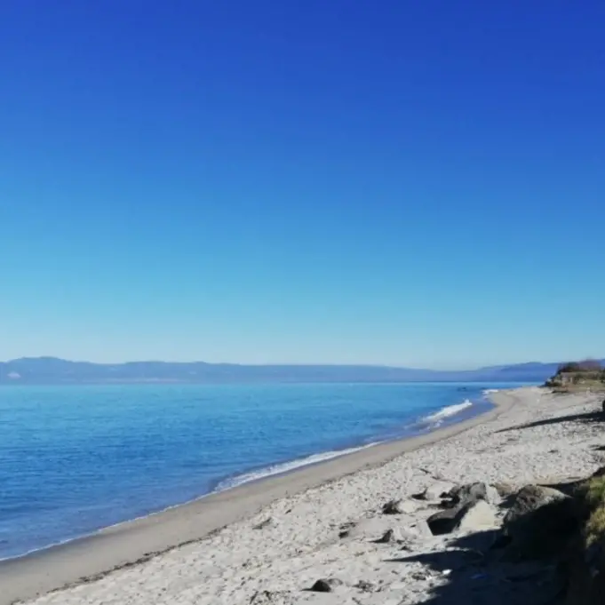 Un’imbarcazione si ribalta nel Vibonese, 9 persone tratte in salvo: a bordo anche 5 bambini