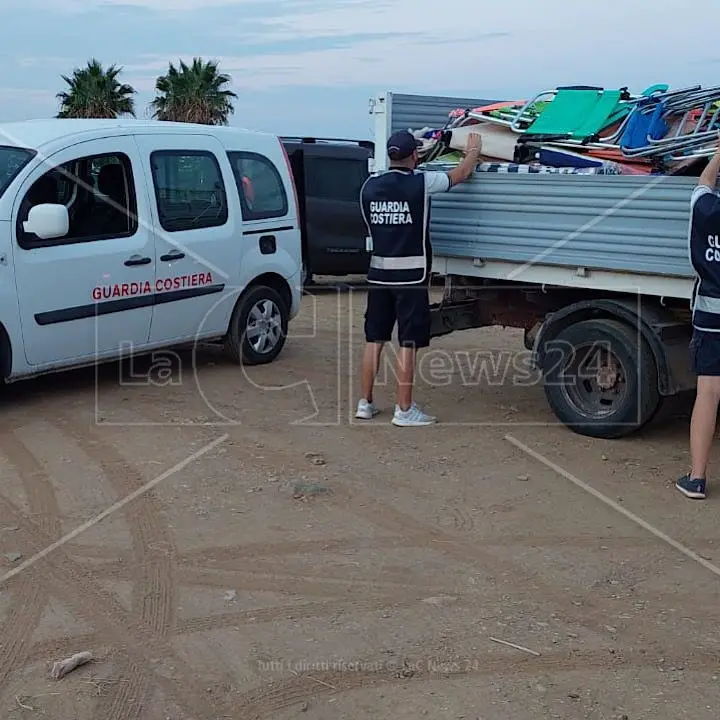Bonifati, sequestrati ombrelloni e sedie lasciati in spiaggia come segnaposto