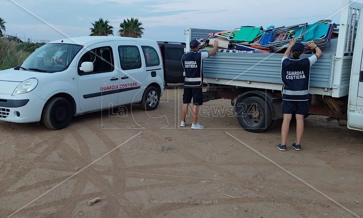 Bonifati, sequestrati ombrelloni e sedie lasciati in spiaggia come segnaposto