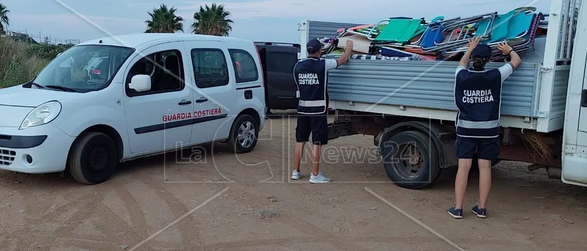 Bonifati, sequestrati ombrelloni e sedie lasciati in spiaggia come segnaposto
