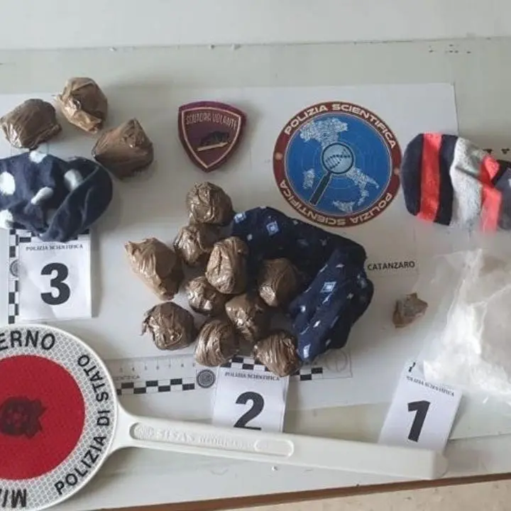 Catanzaro, 63enne arrestato per spaccio di droga: in casa aveva 220 grammi di coca e 165 di eroina