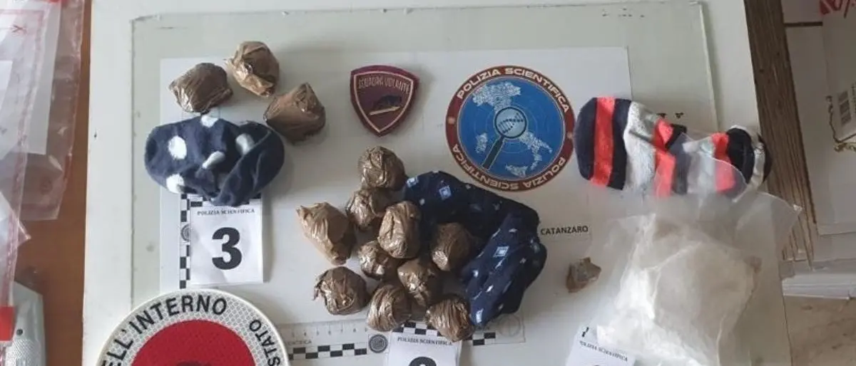 Catanzaro, 63enne arrestato per spaccio di droga: in casa aveva 220 grammi di coca e 165 di eroina