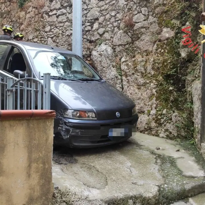 Catanzaro, il navigatore sbaglia strada: l’auto di due turisti resta incastrata in un vicolo
